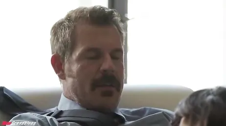 Mi secretaria me ofrece su culo, se ha ganado un aumento de sueldo si o si