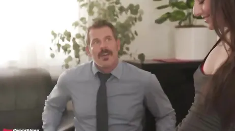 Mi secretaria me ofrece su culo, se ha ganado un aumento de sueldo si o si