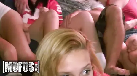 En todas las fiestas universitarias acaban teniendo sexo las jovencitas gratis