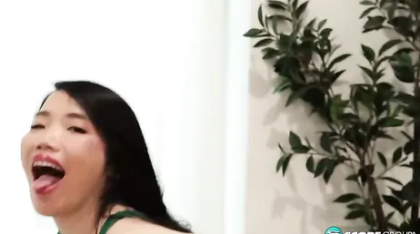 Qué vas a hacer con ese consolador querida Kiki King? te vas a masturbar?