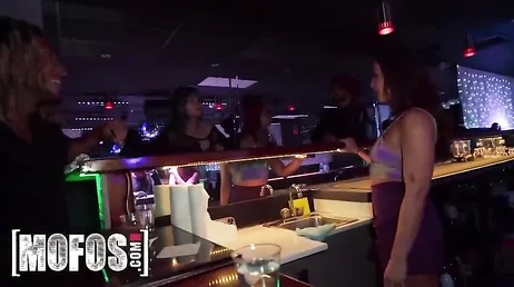 Les entra el calentón y creo que esas dos amigas no se cortan para nada ...