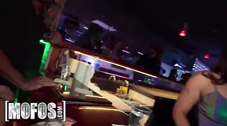 Les entra el calentón y creo que esas dos amigas no se cortan para nada ...