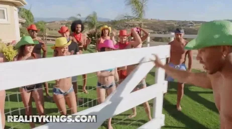 Creo que la fiesta promete, ellas desde luego están más que cachondas