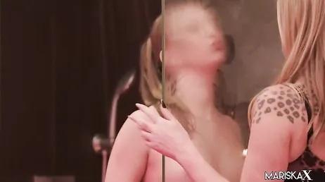 Nos encanta ver como dos buenas amigas hacen guarradas muy pornos !!