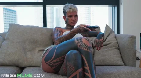 Australiana llena de tatuajes se masturba esperando que llegue su macho