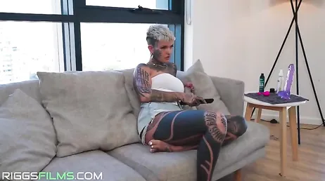 Australiana llena de tatuajes se masturba esperando que llegue su macho
