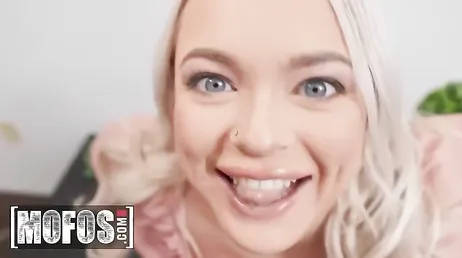 Quiere que la penetren ese culo .., joder, ella es la dulce Alexis Kay