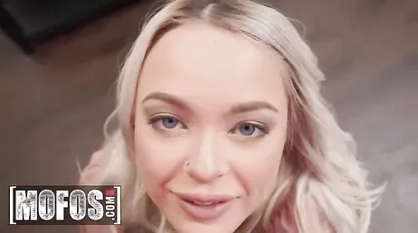 Quiere que la penetren ese culo .., joder, ella es la dulce Alexis Kay