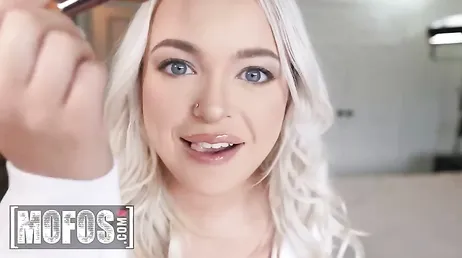 Quiere que la penetren ese culo .., joder, ella es la dulce Alexis Kay