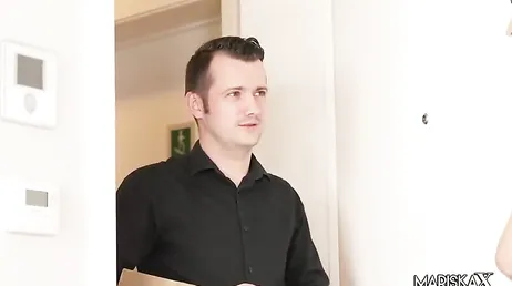 No nos da tiempo de llegar a la habitación, me folla en el pasillo de casa