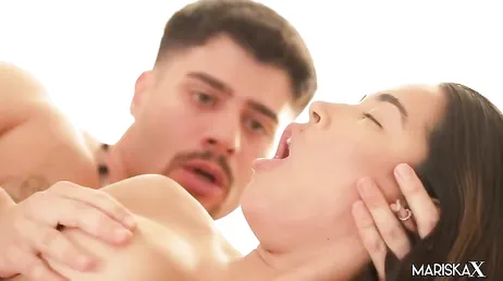 Sabía que se la pongo muy dura a mi hijo, seguro que me la quiere meter