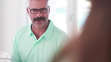 Mi hijastra está pasando unos días en casa .., joder, tiene un culazo ... !!