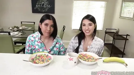 Invito a comer a mi amiga a casa, mi madre no sabe que somos novias