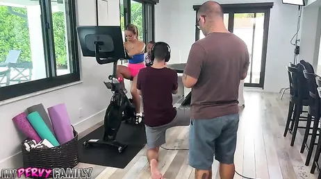 Luna Luxe se arrodilla para tragarse toda esa enorme polla enterita !!
