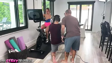 Luna Luxe se arrodilla para tragarse toda esa enorme polla enterita !!