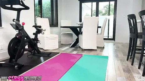 Luna Luxe se arrodilla para tragarse toda esa enorme polla enterita !!