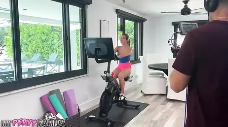 Luna Luxe se arrodilla para tragarse toda esa enorme polla enterita !!
