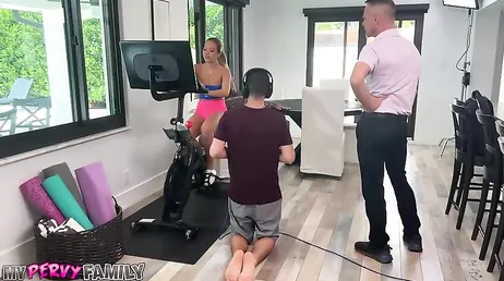 Luna Luxe se arrodilla para tragarse toda esa enorme polla enterita !!