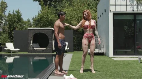 MILF tatuada abre las piernas para ser penetrada por ese jovencito
