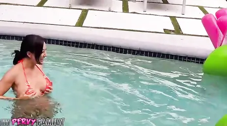 Mamá sale de la piscina con los pechos al aire .., que tetas tiene .. !!