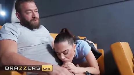 Joven española se monta un trio porno XXX con el cine ya vacio