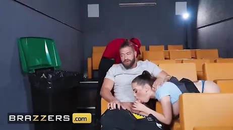 Joven española se monta un trio porno XXX con el cine ya vacio