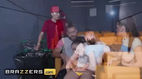Joven española se monta un trio porno XXX con el cine ya vacio