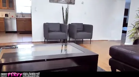 Que rica está mi cuñada, joder, normal que mi hermano esté tonto con ella