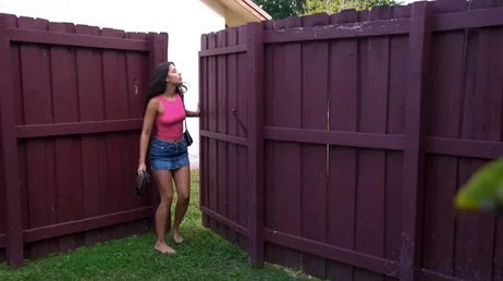 La chica con la que comparto piso me acaba de entregar su culazo