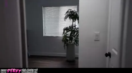 La chica con la que comparto piso me acaba de entregar su culazo