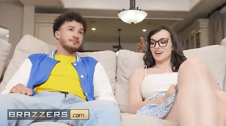 La madre de mi novio me penetra el coño con sus dedos a escondidas ...