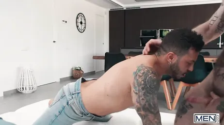 Zwei heiße, tätowierte Typen kneifen sich gegenseitig in die Brustwarzen und haben ununterbrochenen Sex.