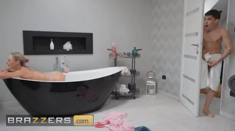 Mamá quiere que me meta en la bañera con ella .., videos porno de madres