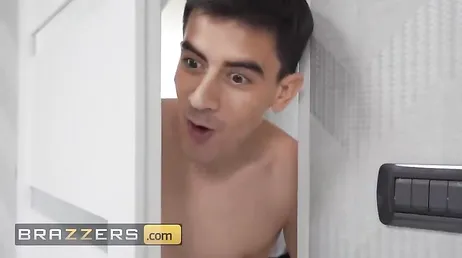 Mamá quiere que me meta en la bañera con ella .., videos porno de madres