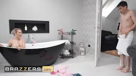Mamá quiere que me meta en la bañera con ella .., videos porno de madres