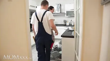 Ama de casa húngara penetrada por ese joven fontanero que la empotra !!