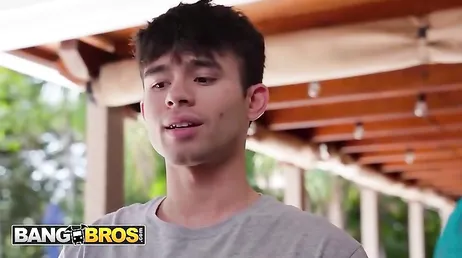 Joder que tetas tiene mamá, es que no me caben en las manos .. !!
