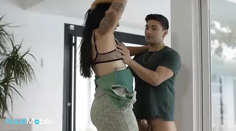Relájate jovencito, deja que esta mamá te haga una paja como dios manda