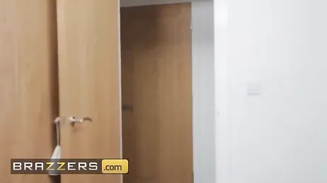 Mi marido se la mete a mi amiga y ella mientras me lo come todo
