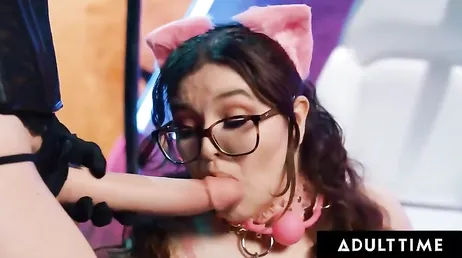 Madura se pone una enorme polla de latex y me la mete enterita