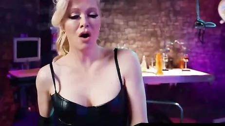 Madura se pone una enorme polla de latex y me la mete enterita