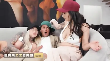 Joder, ella está más pendiente de comerle la polla que de la película !!