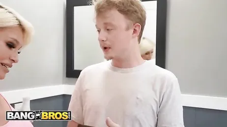 Mon beau-fils me rend folle, c'est un jeune homme très insolent...