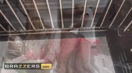 Embisto a mi cuñada por detrás cuando estaba haciendo la comida ...