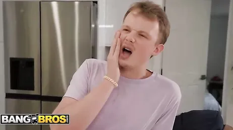 Pero como eres tan guarro hijo? te has manchado el pantalón nuevo ...