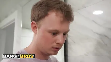Pero como eres tan guarro hijo? te has manchado el pantalón nuevo ...