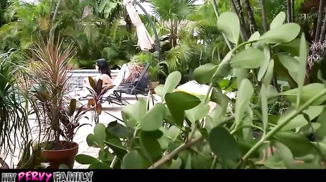 Hace fotos a su hijastra en la piscina para masturbarse ... y la chica le pilla el móvil !!