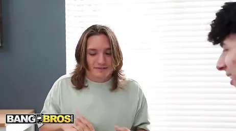 Jovencitos, por qué no dejáis de estudiar un rato? me podéis follar los dos !!