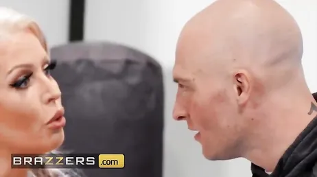 La profesora tetona de judo se las traga dobladas, joder como chupa .. !!