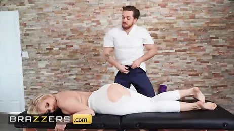 La inglesa Katy Jayne acaba enculada por un joven en la sala de masajes